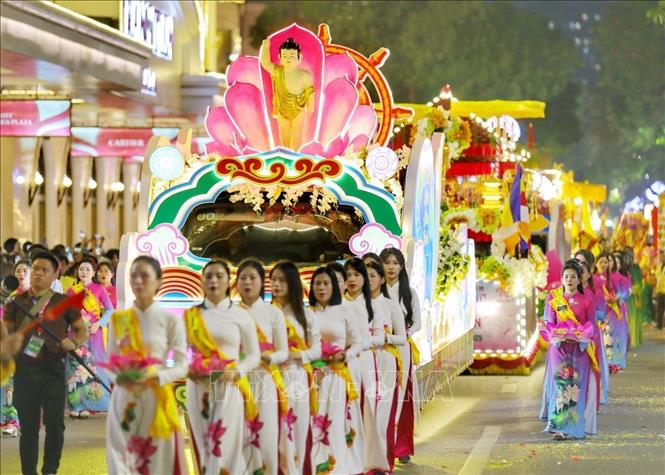 Đoàn Nghi lễ cung rước xá lợi Đức Phật đi qua tuyến phố Hàng Bài (Hà Nội). Ảnh: Tuấn Đức - TTXVN