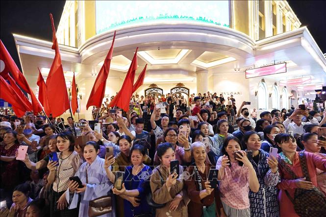 Đông đảo các phật tử và nhân dân thập phương đến chiêm bái. Ảnh: Minh Đức – TTXVN
