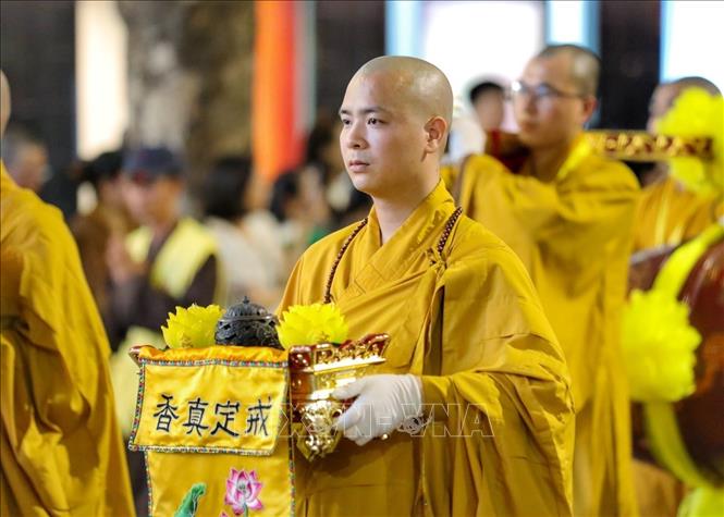 Đoàn Nghi lễ cung rước xá lợi Đức Phật đi qua tuyến phố Lý Thường Kiệt, Hoàn Kiếm (Hà Nội). Ảnh: Tuấn Đức - TTXVN