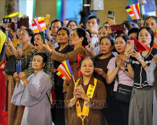 Đông đảo tăng ni, phật tử và người dân tham dự Nghi lễ. Ảnh: Tuấn Đức - TTXVN