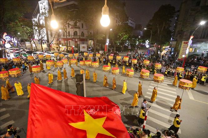 Đoàn rước đi qua ngã tư phố Bà Triệu - Lý Thường Kiệt (Hoàn Kiếm, Hà Nội). Ảnh: Khánh Hoà - TTXVN