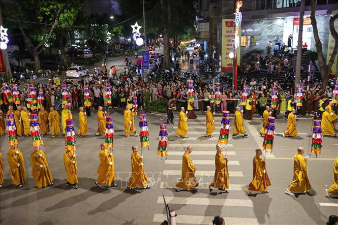 Đoàn rước đi qua ngã tư phố Bà Triệu - Lý Thường Kiệt (Hoàn Kiếm, Hà Nội). Ảnh: Khánh Hoà - TTXVN