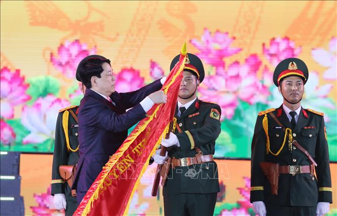 Chủ tịch nước Lương Cường gắn huy hiệu 