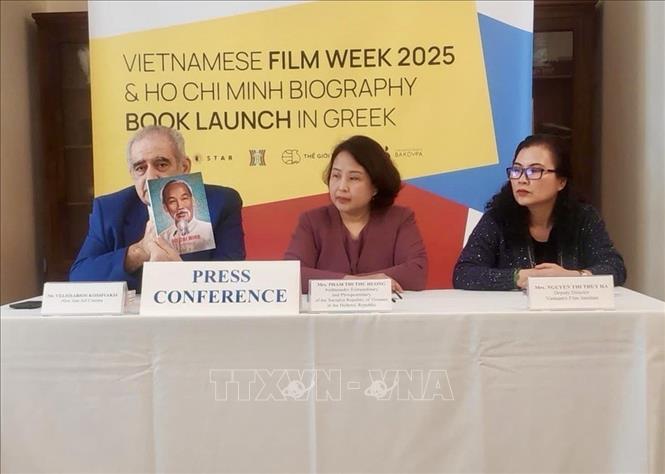 Đại sứ Phạm Thị Thu Hương tại lễ ra mắt sách. Ảnh: TTXVN phát