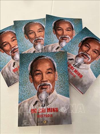 Cuốn sách “Tiểu sử Hồ Chí Minh” bằng tiếng Hy Lạp. Ảnh: TTXVN phát