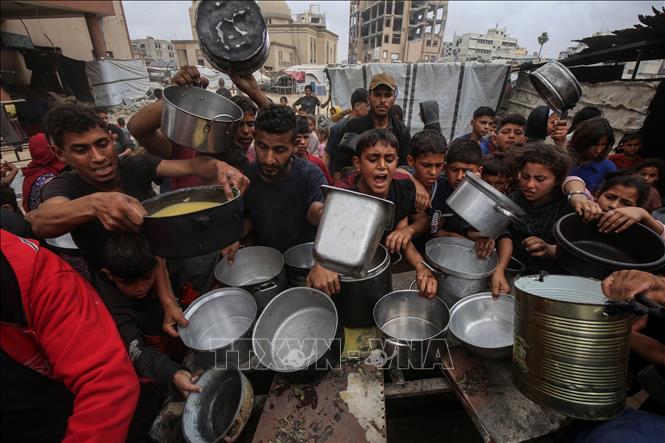 Người dân Palestine chờ được phát thực phẩm cứu trợ tại Gaza ngày 12/5/2025. Ảnh: THX/TTXVN