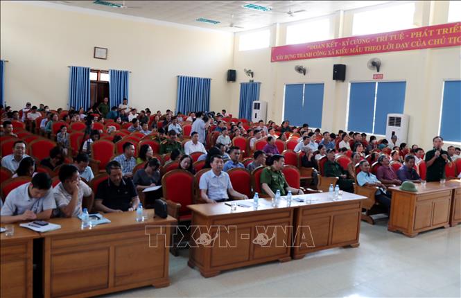 Buổi đối thoại của chính quyền, công ty, nhà máy xử lý rá và người dân thôn Sơn Lương, thôn Hạnh Phúc Đoàn của xã Đông Nam, thành phố Thanh Hóa. Ảnh: Việt Hoàng - TTXVN

