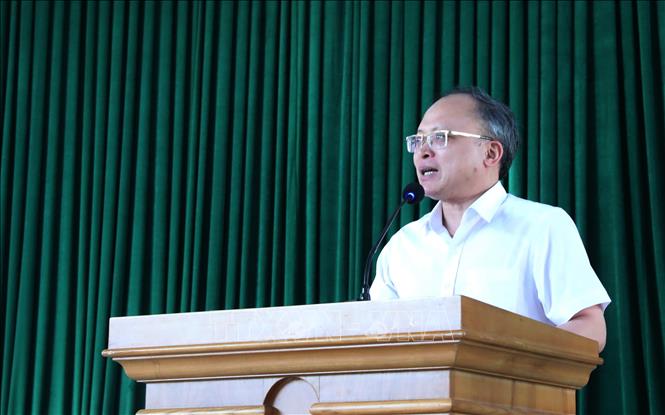 Chủ tịch UBND thành phố Thanh Hóa Lê Trọng Thụ yêu cầu chính quyền xã Đông Nam thành lập Tổ giám sát cộng đồng thường xuyên giám sát vấn đề xử lý môi trường tại bãi rác Đông Nam. Ảnh: Việt Hoàng – TTXVN
