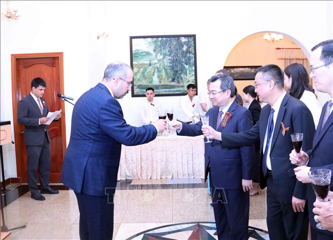 Nguyen Thanh Nghi, Permanent Deputy Secretary of the HCM City's Party Committee makes a toast to Russian Consul General in HCM City Timur Sadykov at the ceremony. VNA Photo: Xuân Khu