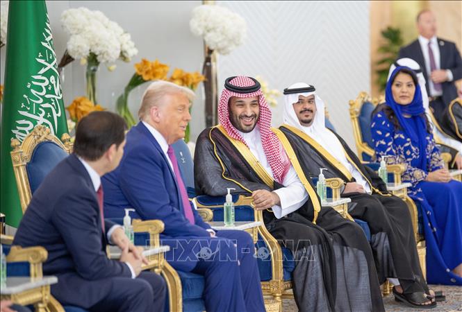 Thái tử Saudi Arabia (Ảrập Xêút) Mohammed bin Salman Al Saud (thứ 3, phải) và Tổng thống Mỹ Donald Trump (thứ 2, trái) tại cuộc gặp ở Riyadh, ngày 13/5/2025. Ảnh: AA/TTXVN