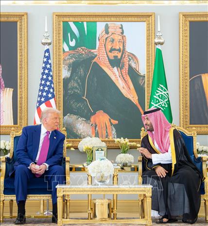 Thái tử Saudi Arabia (Ảrập Xêút) Mohammed bin Salman Al Saud (phải) và Tổng thống Mỹ Donald Trump tại cuộc gặp ở Riyadh, ngày 13/5/2025. Ảnh: AA/TTXVN