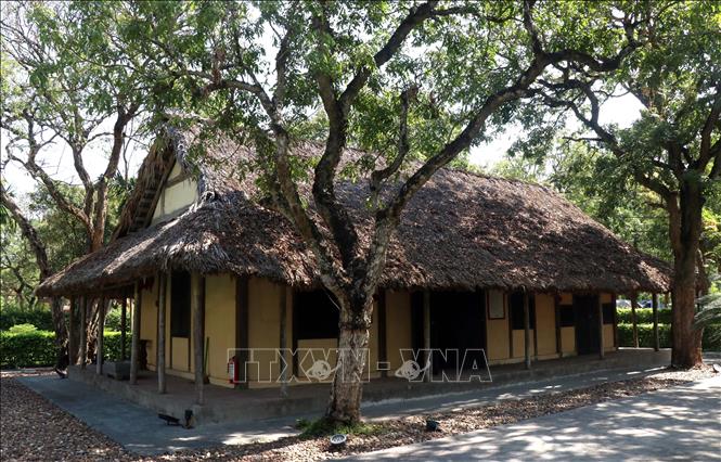 Nhà lưu niệm Bác Hồ nằm trong khuôn viên Hồ Bán Nguyệt, thành phố Hưng Yên, đây là nơi khi xưa, Bác đã nghỉ trưa trong lần về thăm Hưng Yên. Ảnh: Đinh Văn Nhiều-TTXVN
