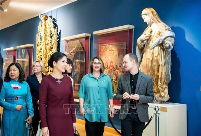 Phu nhân Ngô Phương Ly tham quan Bảo tàng quốc gia Belarus. Ảnh: TTXVN phát