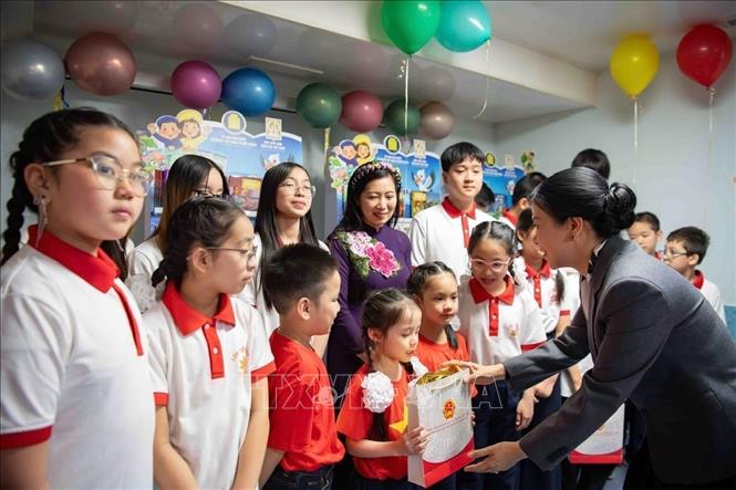 Phu nhân Ngô Phương Ly thăm lớp học tiếng Việt. Ảnh: TTXVN phát