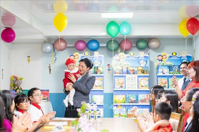 Phu nhân Ngô Phương Ly thăm lớp học tiếng Việt. Ảnh: TTXVN phát