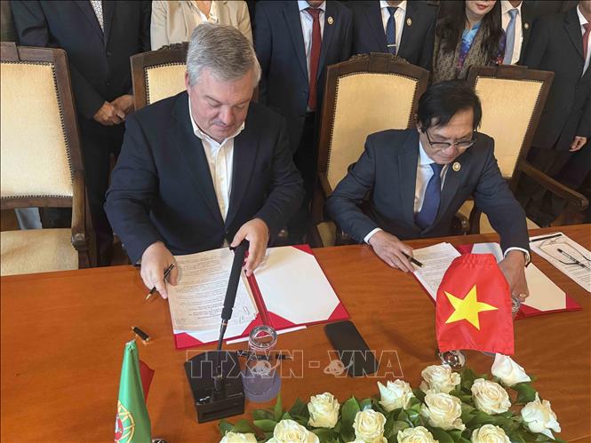 Đại diện tỉnh Đồng Nai và thành phố Vila Nova de Gaia ký kết biên bản ghi nhớ. Ảnh: TTXVN phát