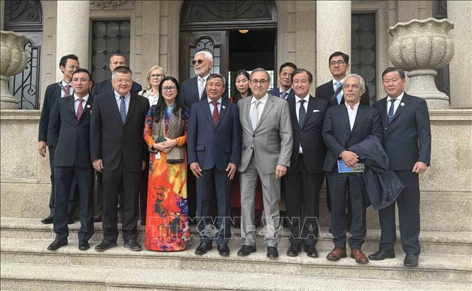 Lãnh đạo hai địa phương chụp ảnh lưu niệm tại Tòa thị chính thành phố Vila Nova de Gaia. Ảnh: TTXVN phát
