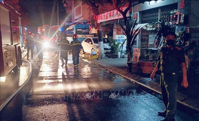 Lực lượng chức năng phong tỏa khu vực để chữa cháy. Ảnh: TTXVN phát