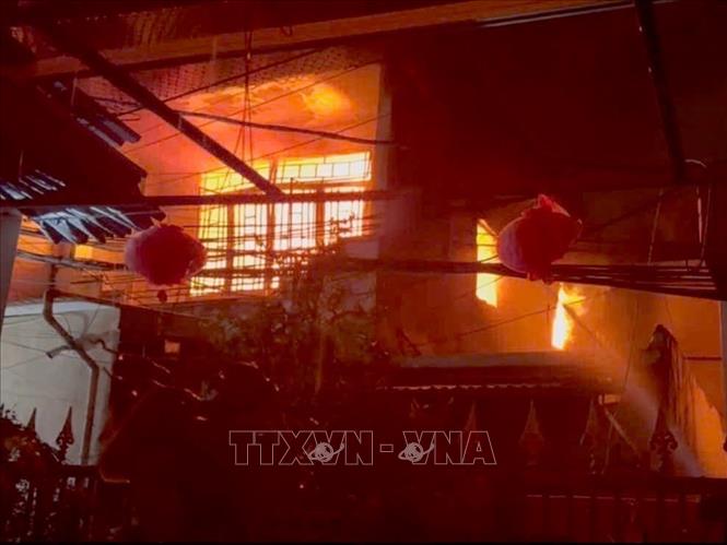 Ngọn lửa bao trùm tầng hai của ngôi nhà. Ảnh: TTXVN phát