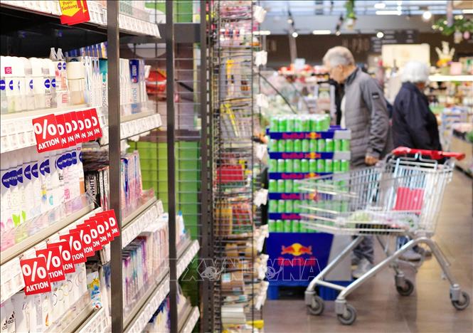 Người tiêu dùng mua sắm tại siêu thị ở Berlin, Đức. Ảnh: THX/TTXVN