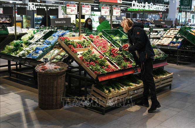 Người tiêu dùng mua sắm tại siêu thị ở Frankfurt, Đức. Ảnh: THX/TTXVN