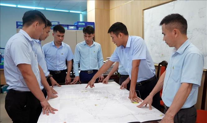 Cán bộ Phòng Kỹ thuật Công nghệ Mỏ thuộc Công ty Cổ phần Than Hà Lầm trao đổi về sáng kiến cải tiến kỹ thuật. Ảnh: TTXVN phát