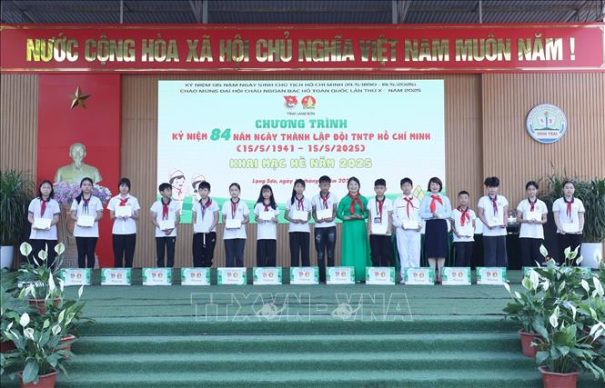 Tặng quà và học bổng cho 20 đội viên có hoàn cảnh khó khăn thuộc Liên đội Trường THCS Vĩnh Trại có thành tích xuất sắc trong học tập và công tác Đội năm học 2024 - 2025. Ảnh: Anh Tuấn – TTXVN