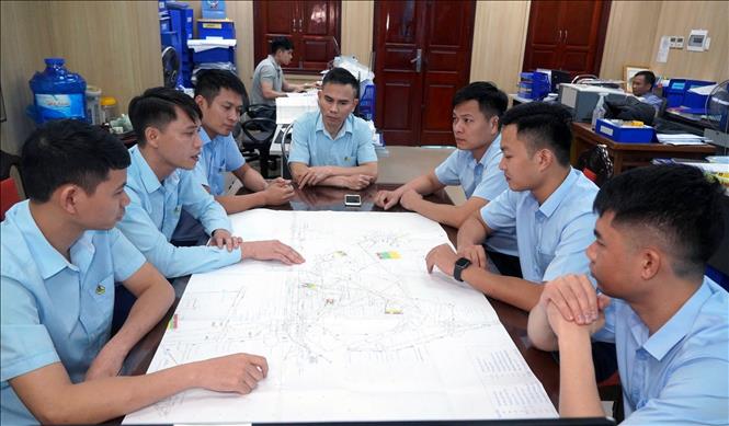Cán bộ Phòng Kỹ thuật Công nghệ Mỏ thuộc Công ty Cổ phần Than Hà Lầm trao đổi về sáng kiến cải tiến kỹ thuật. Ảnh: TTXVN phát