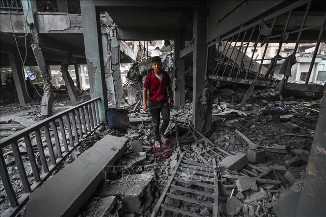 Trường học bị phá hủy sau cuộc không kích của Israel tại trại tị nạn Jabalia, Dải Gaza, ngày 12/5/2025. Ảnh: THX/TTXVN