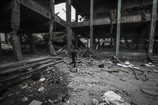 Trường học bị phá hủy sau cuộc không kích của Israel tại trại tị nạn Jabalia, Dải Gaza, ngày 12/5/2025. Ảnh: THX/TTXVN