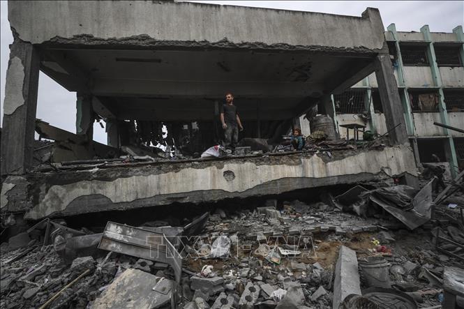Trường học bị phá hủy sau cuộc không kích của Israel tại trại tị nạn Jabalia, Dải Gaza, ngày 12/5/2025. Ảnh: THX/TTXVN