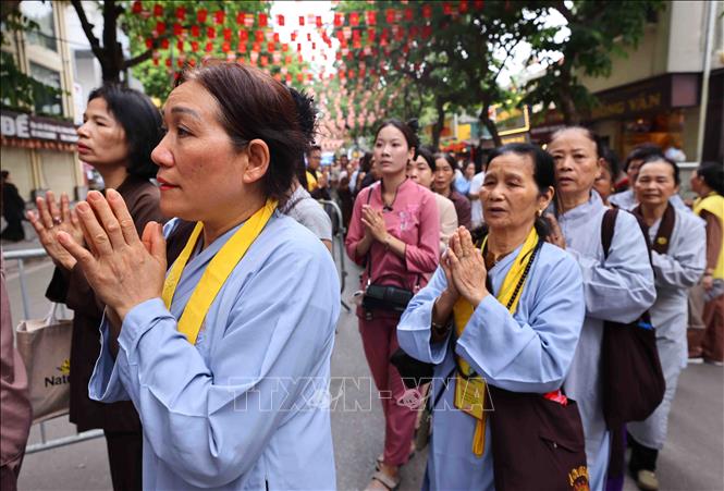 Đông đảo Phật tử và nhân dân từ khắp nơi đến xếp hàng vào chiêm bái xá lợi Đức Phật tại chùa Quán Sứ. Ảnh: Minh Đức - TTXVN