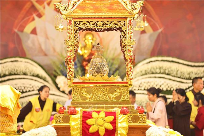 Xá lợi Đức Phật được tôn trí tại tầng 1 hội trường chùa Quán Sứ. Ảnh: Minh Đức - TTXVN