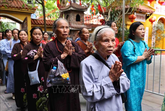 Đông đảo Phật tử và nhân dân từ khắp nơi đến xếp hàng vào chiêm bái xá lợi Đức Phật tại chùa Quán Sứ. Ảnh: Minh Đức - TTXVN