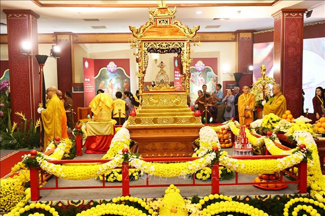 Xá lợi Đức Phật được tôn trí tại tầng 1 hội trường chùa Quán Sứ. Ảnh: Minh Đức - TTXVN