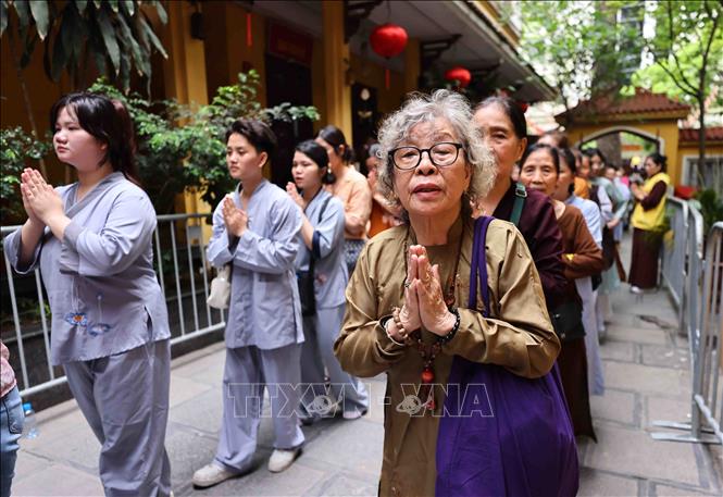 Đông đảo Phật tử và nhân dân từ khắp nơi đến xếp hàng vào chiêm bái xá lợi Đức Phật tại chùa Quán Sứ. Ảnh: Minh Đức - TTXVN
