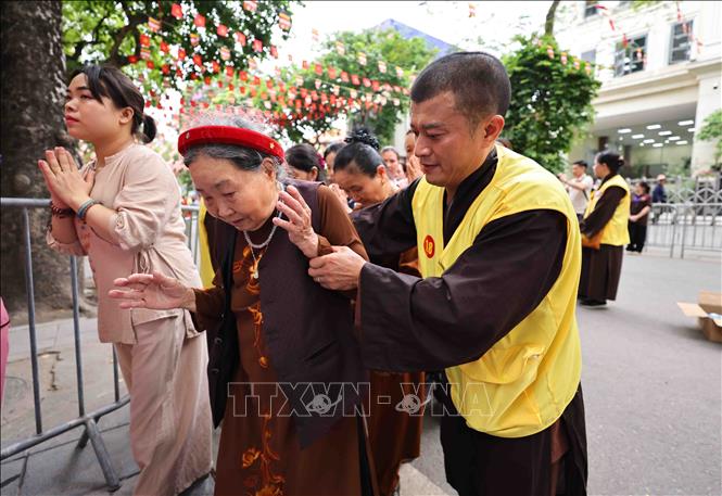 Đông đảo Phật tử và nhân dân từ khắp nơi đến xếp hàng vào chiêm bái xá lợi Đức Phật tại chùa Quán Sứ. Ảnh: Minh Đức - TTXVN