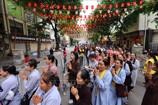 Đông đảo Phật tử và nhân dân từ khắp nơi đến xếp hàng vào chiêm bái xá lợi Đức Phật tại chùa Quán Sứ. Ảnh: Minh Đức - TTXVN