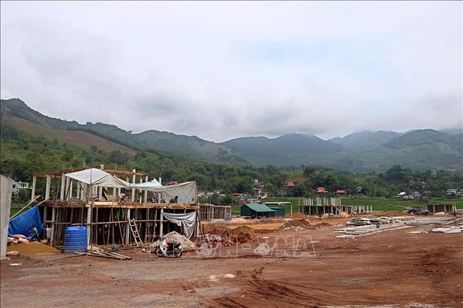 22 hộ dân trong diện di dời khẩn cấp đang khẩn trương xây nhà ở mới tại khu tái định cư. Ảnh: Thanh Hải - TTXVN  