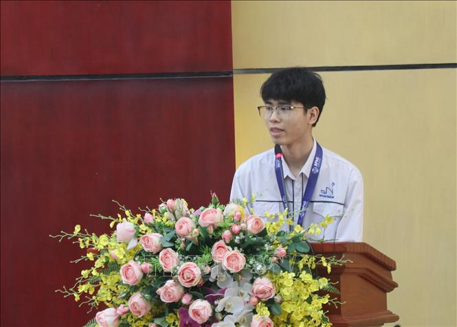 Em Nguyễn Công Vinh phát biểu. Ảnh: Thanh Thương - TTXVN