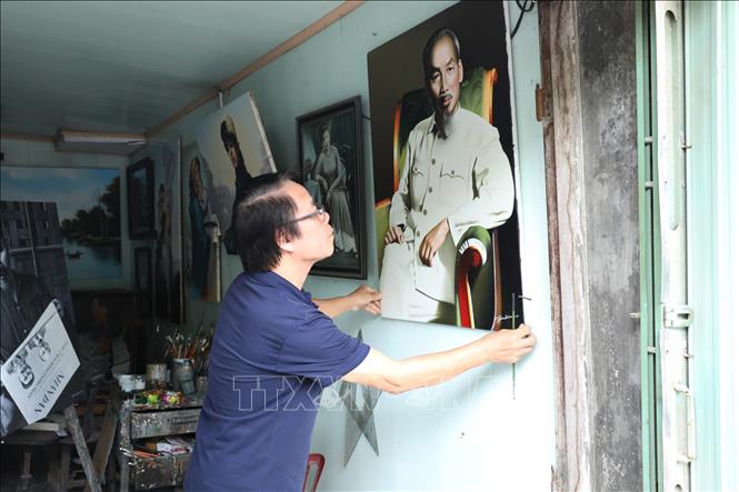 Họa sĩ Trần Hòa Bình vẽ chân dung Hồ Chủ tịch trên chất liệu sơn dầu. Ảnh: Đức Phương - TTXVN