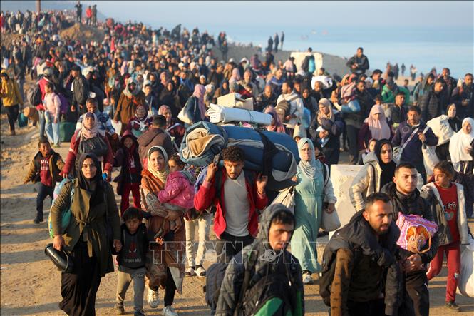 Người tị nạn trở về nhà tại Dải Gaza, sau khi phải rời bỏ nhà cửa tránh xung đột. Ảnh: THX/TTXVN