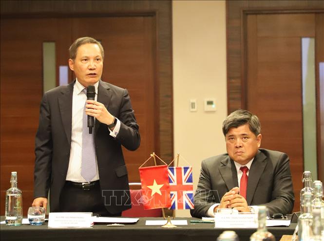 Vietnamese Ambassador to the UK Do Minh Hung speaks at the discussion. VNA Photo: Phong Hà 