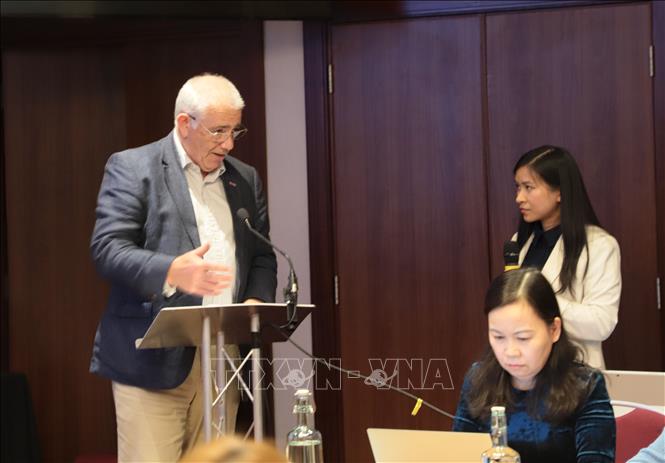 Executive Director of the British Coffee Association Paul Rooke speaks at the discussion. VNA Photo: Phong Hà 