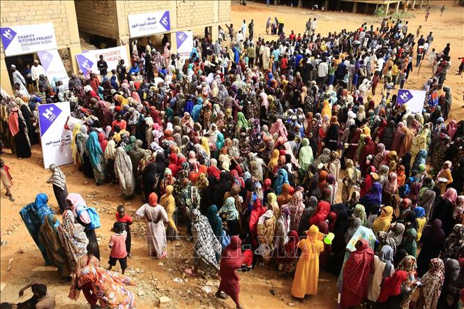 Người tị nạn chờ được phát bữa ăn cứu trợ tại Omdurman, Sudan. Ảnh: THX/TTXVN