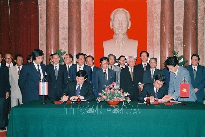 Thủ tướng Võ Văn Kiệt và Thủ tướng Chuan Leek Pai chứng kiến Lễ ký hiệp định về hợp tác Công nghiệp và Thương mại Việt Nam - Thái Lan (Hà Nội, 16/3/1994). Ảnh: Minh Đạo – TTXVN