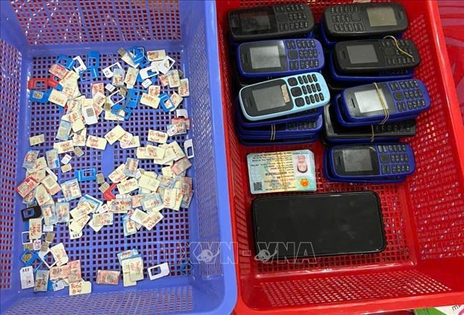 Cơ quan Công an thu giữ tang vật liên quan tại nơi ở của các đối tượng. Ảnh: TTXVN phát