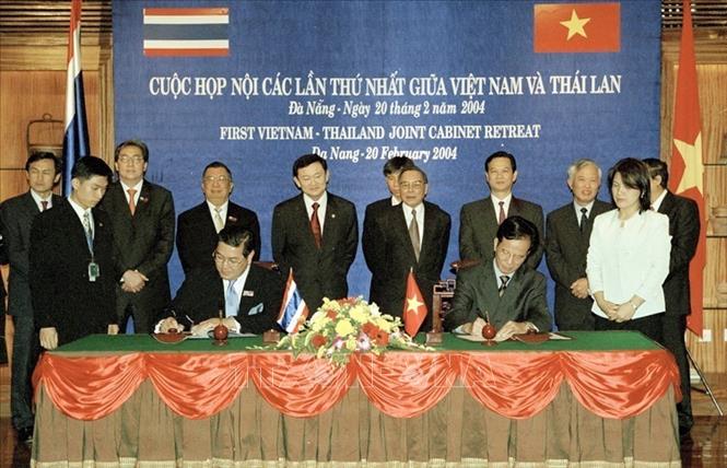 Thủ tướng Phan Văn Khải và Thủ tướng Thái Lan Thaksin Shinawatra chứng kiến Lễ ký Thỏa thuận về hợp tác kỹ thuật giữa hai nước, ngày 20/2/2004, tại Đà Nẵng, trong khuôn khổ Cuộc họp nội các lần thứ nhất Việt Nam - Thái Lan. Ảnh: Thế Thuần - TTXVN
