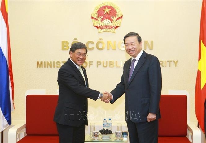 Thượng tướng Tô Lâm, Bộ trưởng Bộ Công an tiếp Đại tướng Thawip Netniyom, Tổng Thư ký Hội đồng An ninh quốc gia Thái Lan (NSC) thăm và làm việc tại Việt Nam (Hà Nội, 23/8/2016). Ảnh: Doãn Tấn - TTXVN