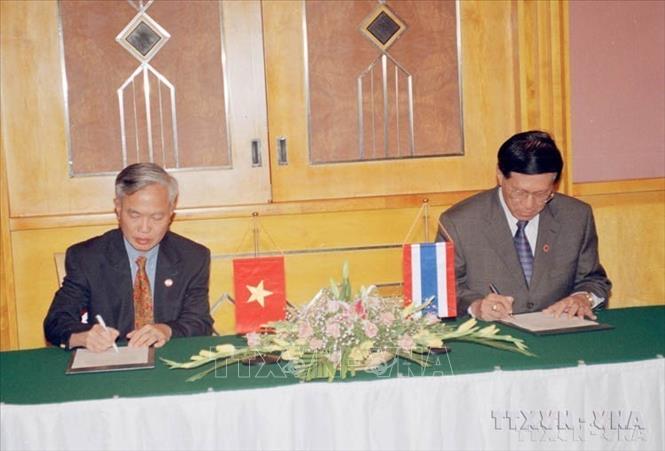 Bộ trưởng Thương mại Vũ Khoan và Bộ trưởng Thương mại Thái Lan Adisai Bodharamik ký kết biên bản ghi nhớ về kế hoạch hợp tác giữa hai nước về xuất khẩu gạo (2001). Ảnh: Tùng Lâm - TTXVN